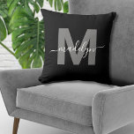 Monogramm für den personalisierten Schwarzen Anfan Kissen<br><div class="desc">Personalisiertes Schwarz-Weiß-Anfangsname Monogram Kissen. Dieses elegante Monogramm-Kissen verbindet einen modernen minimalistischen, sauberen und einfachen Stil mit einem eleganten und dennoch trendigen Ambiente und macht es zu einem vielseitigen Akzent. Mit einem fett grauen Einstieg auf einen schwarzen Hintergrund mit einem eleganten weißen Schriftzeichen-Namen ist es die perfekte Mischung aus klassisch und...</div>