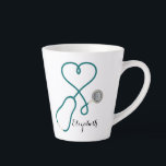 Monogramm für die medizinische Krankenpflege Milchtasse<br><div class="desc">Geben Sie Ihrer Lieblingsschwester,  Ihrem Arzt,  EMT oder einem anderen medizinischen beruflichen ein Dankeschön. Das medizinische Stethoskop ist mit einem Herz geformt. Monogramm mit einem Namen,  um eine persönliche Touch. Ideal für Absolventen der Krankenschwestern und Absolventen medizinischer Schulen.</div>