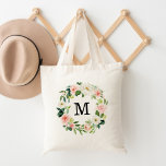 Monogramm für elegantes Blush und weißes Blumendra Tragetasche<br><div class="desc">Stärken Sie sich bei der Tasche mit unseren personalisierten Totentaschen aus Blush Floral. Der elegante Totbeutel ist mit einem eigenen Monogramm oder einer Initiale versehen, umgeben von einem Kranz mit rosa und weißen Blume, die von üppiger Vegetation abgerundet werden. Die Blumenkranzsäcke sind perfekt für die Braut, die Trauzeugin, die Braut,...</div>