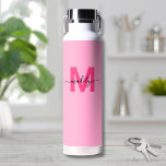 Monogramm für Girl-Hot-Pink-Name Trinkflasche<br><div class="desc">Erstellen Sie Ihre eigene Personalisierte Girly Hot Pink Initial Script Name Monogram Water Flasche. Diese niedliche und stilvolle Wasserflasche verleiht Ihrem Alltag eine fröhliche und fröhliche Atmosphäre mit einem lebendigen Baby-Rosa Hintergrund und einem kühnen Magenta-Hot-Rosa-Effekt - perfekt flach in Farbe für ein modernes Aussehen. Überflüssig mit einem schwarzen Skriptnamen über...</div>