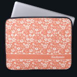 Monogramm für Girly Coral Peach Tropical Blume Laptopschutzhülle<br><div class="desc">Girly Coral Peach Tropical Blume Monogramm Laptop-Sieb. Einfach mit Text,  Schriftart und Farben anpassen. Erstellt von Zazzle pro Designer BK Thompson exklusiv für Cedar und String; bitte kontaktieren Sie uns,  wenn Sie Hilfe beim Design benötigen.</div>
