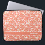 Monogramm für Girly Coral Peach Tropical Blume Laptopschutzhülle<br><div class="desc">Girly Coral Peach Tropical Blume Monogramm Laptop-Sieb. Einfach mit Text,  Schriftart und Farben anpassen. Erstellt von Zazzle pro Designer BK Thompson exklusiv für Cedar und String; bitte kontaktieren Sie uns,  wenn Sie Hilfe beim Design benötigen.</div>