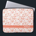 Monogramm für Girly Coral Peach Tropical Blume Laptopschutzhülle<br><div class="desc">Girly Coral Peach Tropical Blume Monogramm Laptop-Sieb. Einfach mit Text,  Schriftart und Farben anpassen. Erstellt von Zazzle pro Designer BK Thompson exklusiv für Cedar und String; bitte kontaktieren Sie uns,  wenn Sie Hilfe beim Design benötigen.</div>