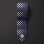 Monogramm für Gold und Blue Klasse Krawatte<br><div class="desc">Diese klassische Krawatte mit winzigen goldenen Katzensymbole auf einem farbenblauen Hintergrund strahlt Stil mit einer Touch subtilen felinen Fanatismus aus. Die goldene Monografie verleiht diesem einzigartigen,  geschmackvollen Design sowohl Personalisierung als auch Raffinesse. Vergewissern Sie sich,  dass Sie unsere passenden Socken mit dem gleichen Katzenmuster aus dem Karo ziehen.</div>