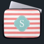 Monogramm für Korallen und Minzstreifen Laptopschutzhülle<br><div class="desc">Moderne und schicke horizontale Streifen und Quatrefolien Monogramm-Design.</div>