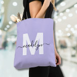 Monogramm für lila elgandische Skriptnamen Tasche<br><div class="desc">Personalisiert Girly Light Lila und White Trendy Modern Script Name Monogram Tote Bag. Mit dieser schicken und spielerischen Tasche verleihen Sie Ihrem Alltag eine weiche und feminine Touch. Mit einem lila Hintergrund und einem fett-weißen Initial (ohne Schimmer oder Folie), gepaart mit einem schlichten schwarzen Skriptnamen monogramm, verbindet diese Tasche mädchenhafte...</div>