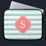 Monogramm für Minze und Korallenstreifen Laptopschutzhülle<br><div class="desc">Moderne und schicke horizontale Streifen und Quatrefolienmonogramm-Design.</div>