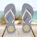 Monogramm für Navy und Gold-griechische Schlüssel Flip Flops<br><div class="desc">Maßgeschneiderte,  bedruckte Flop-Sandalen mit einem stilvollen,  modernen griechischen Schlüsselmuster und einem eigenen Monogramm oder einem anderen Text in einem Kreisrahmen. Klicken Sie auf Anpassen,  um Schriftart und Farben zu ändern oder eigene Bilder hinzuzufügen,  um ein einzigartiges Design zu erstellen!</div>