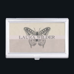 Monogramm für personalisierte Butterfly-Illustrati Visitenkarten Dose<br><div class="desc">Eine elegante handgezeichnete Illustrationslogos für persönliche Visitenkarten- oder Visitenkartenhalter mit einer klassischen,  offene,  gegrabenen Schrift und zwei rosa- und grau-farbigen Farbtönen mit sanften Farbtönen. Ein einzigartiger künstlerischer Stil für Ihr persönliches Logo-Schreibtisch-Accessoire.</div>