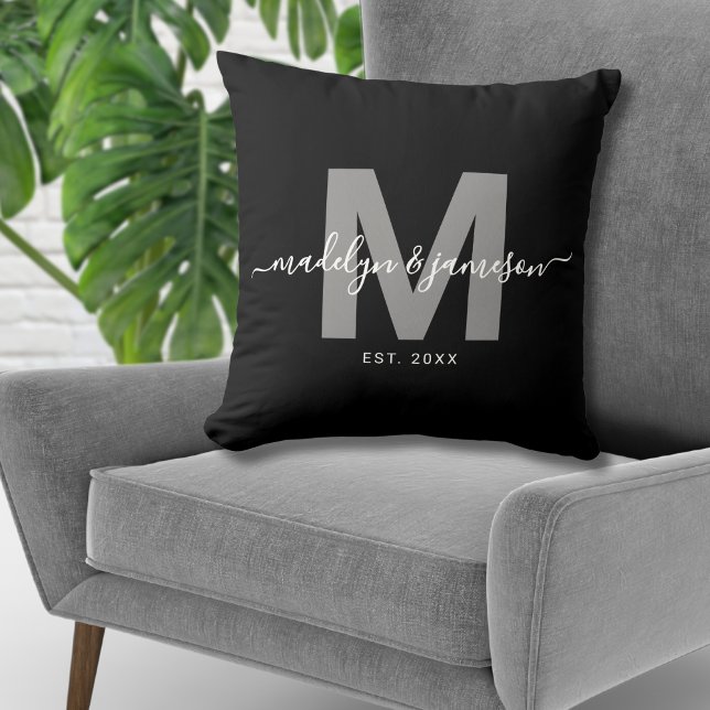 Monogramm für Schwarz-weiße neu verheiratete Paare Kissen (Black White Newlywed Couple Name Monogram Throw Pillow)