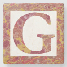 Monogramm G aus rotem und gelbem Stein