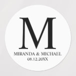 Monogramm-Gastgeschenk Hochzeit in Schwarz und Wei Etiketten<br><div class="desc">Ein elegantes Design mit Monogramm, Name und Datum in Schwarz Serif Schriftart Stil auf weißem Hintergrund.</div>