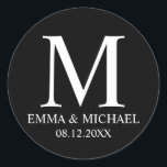 Monogramm-Gastgeschenk Hochzeit in Schwarz und Wei Runder Aufkleber<br><div class="desc">Ein modernes,  elegantes Design in Schwarz/Weiß mit Monogramm,  Name und Datum im beruflichen Schriftart-Stil auf schwarzem Hintergrund.</div>