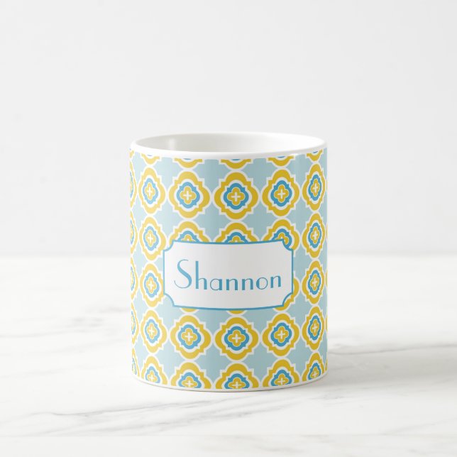 Monogramm gelbe blaue Quatrefoil Kaffeetasse (Mittel)