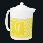 Monogramm Gelbes Drei-Tonen-Diamant-Muster<br><div class="desc">Tee in dieser Monogram-Gelben Drei-Tone-Diamant-Muster-Teekanne. Es zeichnet sich durch ein geometrisches Diamantenmuster in drei Gelbtönen aus,  mit einem hellgelben Initial an einem dunkelgelben Quadrat. Personalisieren Sie es mit Ihrem ersten. Eine tolle Geschenkidee für den Teeliebhaber in Ihrem Leben.</div>