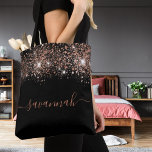 Monogramm-Glitzer für die schwarze Rose Tasche<br><div class="desc">Ein schicker schwarzer Hintergrund mit goldenem Rose-Glitzer fällt. Personalisieren und einen Namen hinzufügen. Rose goldfarbener Text. Der Name wird mit einem modernen handgeschriebenen Stilskript mit Swashes geschrieben. Um die Swashes behalten,  löschen Sie nur den Beispielnamen,  verlass die Leerzeichen oder Emoji's vor und nach dem Namen.</div>