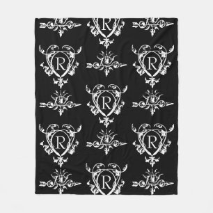 Monogramm-Gotik-Herz-und-Pfeilmuster Fleecedecke
