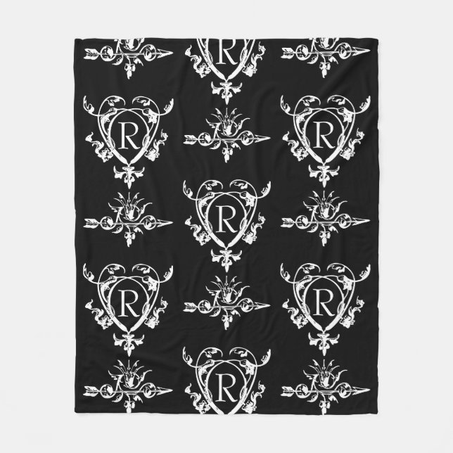 Monogramm-Gotik-Herz-und-Pfeilmuster Fleecedecke (Vorderseite)