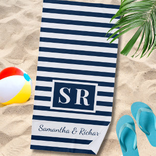 Monogramm-Hochzeitscoupel mit Navy und White Strip Strandtuch
