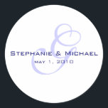 Monogramm-Hochzeitstitel Runder Aufkleber<br><div class="desc">Feiern Sie stilvoll! Dieser mit Monogramm Aufkleber ist vollständig benutzerdefinierbar und kann als Gefälligkeitsmarke oder als Umschlag Aufkleber verwendet werden.</div>