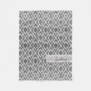 Monogramm Holzkohlegrau tribaler Ikat-Diamantmuste Fleecedecke