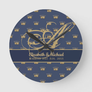 Monogramm in Marineblau und Gold Krone Königin Fri Runde Wanduhr