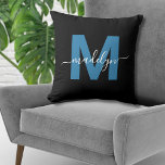 Monogramm Initial Name Script blau Kissen<br><div class="desc">Einfache Personalisierte Monogram Initial Name Script Blue Throw Kissen Wohngestaltung Interior Design. Dieses elegante Monogramm-Kissen verbindet modernen minimalistischen Stil mit einer Touch von Eleganz und macht es zum perfekten Akzent. Mit einem fett blauen Einstieg auf einen schwarzen Hintergrund und einem eleganten weißen Skriptnamen ist es eine frische Kombination aus klassisch...</div>