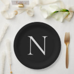 Monogramm-Initialen Name Angepasste Schwarz-weiße Pappteller<br><div class="desc">Ausgeklügeltes Schwarz-Weiß-Monogramm,  das sich perfekt für Hochzeiten,  Duschen,  jeden Anlass eignet.</div>