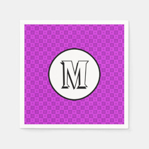 Monogramm-Kreise und -Quadrate auf einem violetten Serviette