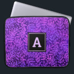 Monogramm lila Omerblattmuster fett Laptopschutzhülle<br><div class="desc">Dieses moderne, trendige und gürtelförmige Notebook mit lila, rosa und blauen Blätterdach-Damast-Muster auf einem lila, tiefen Hintergrund schmückt diesen modernen, trendigen und gürtelförmigen Neopren-Laptop. Passen Sie diese elegante Hülle mit Ihrem Monogramm Initial an. Macht jedes Mal, wenn Sie es benutzen, eine elegante und stilvolle Aussage. Dieser Laptop-Ärmel ist in drei...</div>