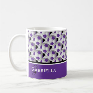 Monogramm-lila schwarzes Fußball-Ball-Muster Kaffeetasse