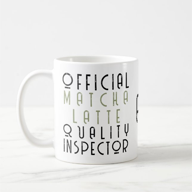 Monogramm lustiger schwarzer grüner Matcha Latte L Kaffeetasse (Links)