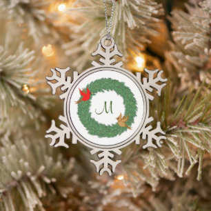 Monogramm mit Kardinälen im Evergreen Kranz Schneeflocken Zinn-Ornament