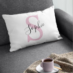 Monogramm mit neuem Personalisierten Namen Pink Dekokissen<br><div class="desc">Monogramm mit neuem Personalisierten Namen Pink</div>