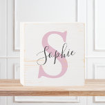 Monogramm mit neuem Personalisierten Namen Pink Holzkisten Schild<br><div class="desc">Monogramm mit neuem Personalisierten Namen Pink</div>