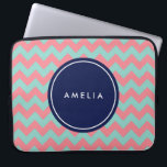 Monogramm mit personalisiertem Namen Light Blue &  Laptopschutzhülle<br><div class="desc">Modernes und trendiges Zickzack Muster in hellblau und rosa Pastelltönen. Passen Sie diese Hülle an,  indem Sie Ihren Namen hinzufügen. Sie können den Platzhaltertext einfach ersetzen,  um Ihren Text hinzuzufügen. Für weitere Optionen,  wie zum Beispiel den Schriftart zu ändern und seine Größe,  klicken Sie auf die Schaltfläche "Anpassen".</div>