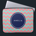 Monogramm mit personalisiertem Namen Light Blue &  Laptopschutzhülle<br><div class="desc">Modernes und trendiges Zickzack Muster in hellblau und rosa Pastelltönen. Passen Sie diese Hülle an,  indem Sie Ihren Namen hinzufügen. Sie können den Platzhaltertext einfach ersetzen,  um Ihren Text hinzuzufügen. Für weitere Optionen,  wie zum Beispiel den Schriftart zu ändern und seine Größe,  klicken Sie auf die Schaltfläche "Anpassen".</div>