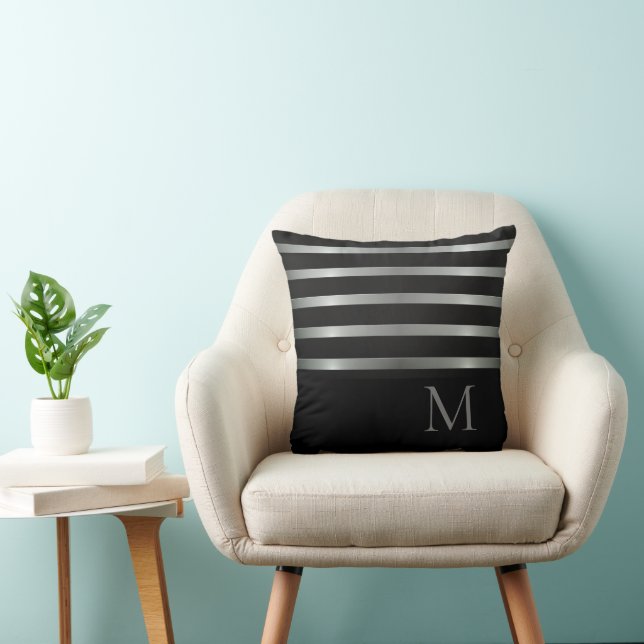 Monogramm Moderne Silberstreifen auf schwarz Kissen (Stuhl )