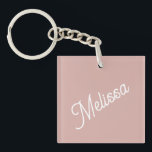 Monogramm, modernes Rosa Schlüsselanhänger<br><div class="desc">Große Skripttypografie macht eine fette Aussage vor dem rot-rosa Hintergrund. Einfach aber elegant, es ist ein persönliches Geschenk, das sie für Hochzeiten, Geburtstag, Weihnachten, zurück zur Schule und mehr Liebe.</div>
