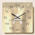 Monogramm-Name des Glitzer, gebürstetes Metall Quadratische Wanduhr<br><div class="desc">Gold Imitat Foil Metallic Sparkle Glitzer Brushed Metal Monogram Name und Erstklassiges Wall Clock. Das macht den perfekten süßen 16 Geburtstag,  Hochzeit,  Brautparty,  Jubiläum,  Babydusche oder Junggeselinnen-Abschied Geschenk für jemanden,  der Lieben glamourösen Luxus und schicke Stile.</div>