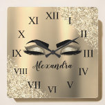 Monogramm-Name des Glitzer Quadratische Wanduhr<br><div class="desc">Gold Imitat Foil Metallic Sparkle Glitzer Brushed Metal Monogram Name and Initial Eyelashes (Lashes),  Eyelash Extensions und Eyes niedliche Wanduhr. Das Design macht den perfekten süßen 16 Geburtstag,  Hochzeit,  Brautparty,  Jubiläum,  Babydusche oder Junggeselinnen-Abschied Geschenk für jemanden,  der nach einem trendigen coolen Stil suchen.</div>
