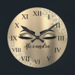 Monogramm-Name des Glitzer Runde Wanduhr<br><div class="desc">Gold Imitat Foil Metallic Sparkle Glitzer Brushed Metal Monogram Name and Initial Eyelashes (Lashes),  Eyelash Extensions und Eyes small decorative clock. Das Design macht den perfekten süßen 16 Geburtstag,  Hochzeit,  Brautparty,  Jubiläum,  Babydusche oder Junggeselinnen-Abschied Geschenk für jemanden,  der nach einem trendigen coolen Stil suchen.</div>