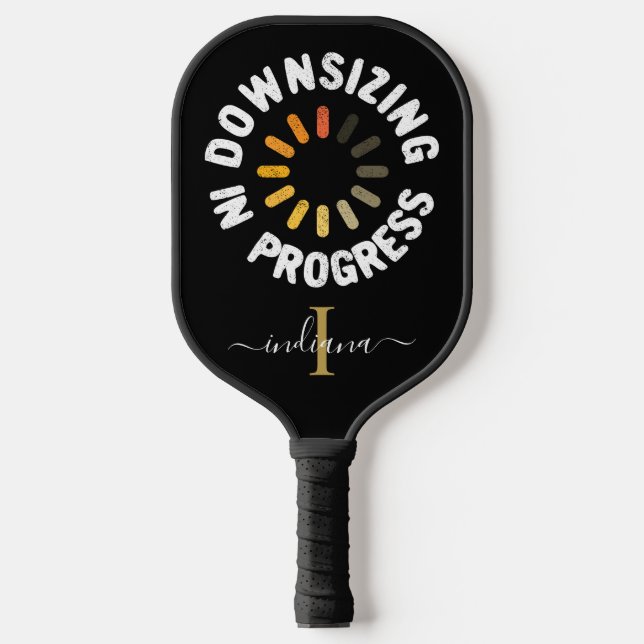 Monogramm Name Initial Downsizing in Progress Gag Pickleball Schläger (Vorderseite)