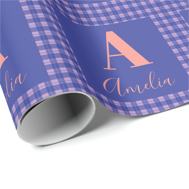 Monogramm Name Kariert Lila rosa Geschenkpapier (Rolleneckpunkt)