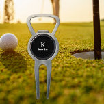 Monogramm Name personalisiert Pitchgabel<br><div class="desc">Die mit Monogramm, stilvolle Goldausstattung moderner Männer mit schwarz-weißer, trendiger Typografie. Persönliche Gestaltung mit Namen und Anfangsbuchstaben. Es kann ein elegantes Geschenk für einen Golfliebhaber sein - Freund, Ehemann, Vater oder Onkel an einem Geburtstag, Weihnachten oder jedem anderen Jahrestag oder Anlass.</div>