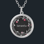 Monogramm Name Schwarz-weiß Rosa Rosa Blumenschrif Versilberte Kette<br><div class="desc">Personalisierter Mit Monogramm Schwarz,  Weiß,  Rosa Rosa Blumenreath Silberverkleidung Fußketten. Großartiges Geschenk für Brautmädchen oder für jede Frau.</div>