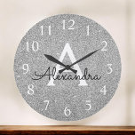 Monogramm-Name und Anfangsbuchstabe des Silver Spa Große Wanduhr<br><div class="desc">Silver Sparkle Glitzer Monogramm Name und erste Serving Wall Uhr. Die Wall-Uhr ist das perfekte Geschenk für jemanden,  der silberne Funkeln Glitzer Liebe.</div>