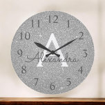 Monogramm-Name und Anfangsbuchstabe des Silver Spa Große Wanduhr<br><div class="desc">Silver Sparkle Glitzer Monogramm Name und erste Serving Wall Uhr. Die Wall-Uhr ist das perfekte Geschenk für jemanden,  der Lieben funkeln und Glitzer.</div>