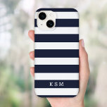 Monogramm Navy Blue und White Classic Stripes title_seo2<br><div class="desc">Schützen Sie Ihr Handy stilvoll mit diesem klassisch gestreiften iPhone-Gehäuse, mit zeitlosen Streifen und einem personalisierten Namen oder Monogramm für eine anspruchsvolle Touch. Wählen Sie aus einer Vielzahl von Farben und Schriftart, um Ihre Ästhetik zu gestalten, egal ob Sie fett, pastellfarben oder neutral sind. Dieses Gehäuse wurde für Langlebigkeit und...</div>