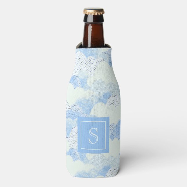 Monogramm niedlich Pastel Blue Rain Clouds Flaschenkühler (Flaschenvorderseite)